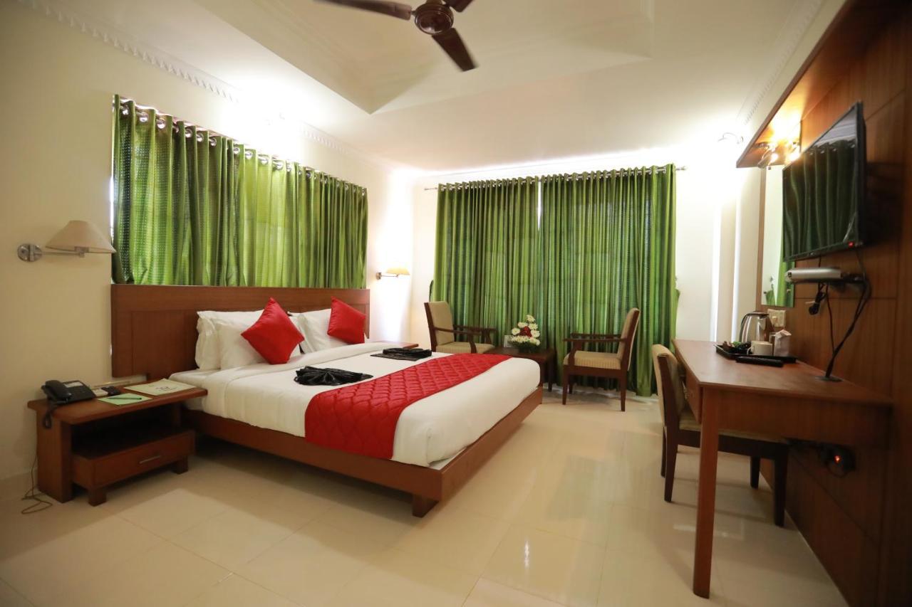 Hotel Peninsula Thrissur Exterior photo